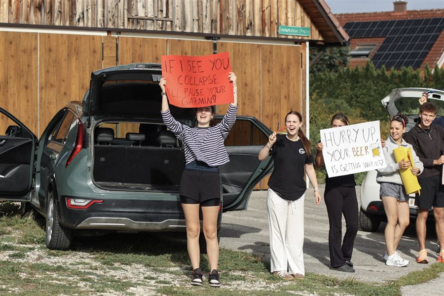 Supporter:innen jubeln und halten Schilder hoch